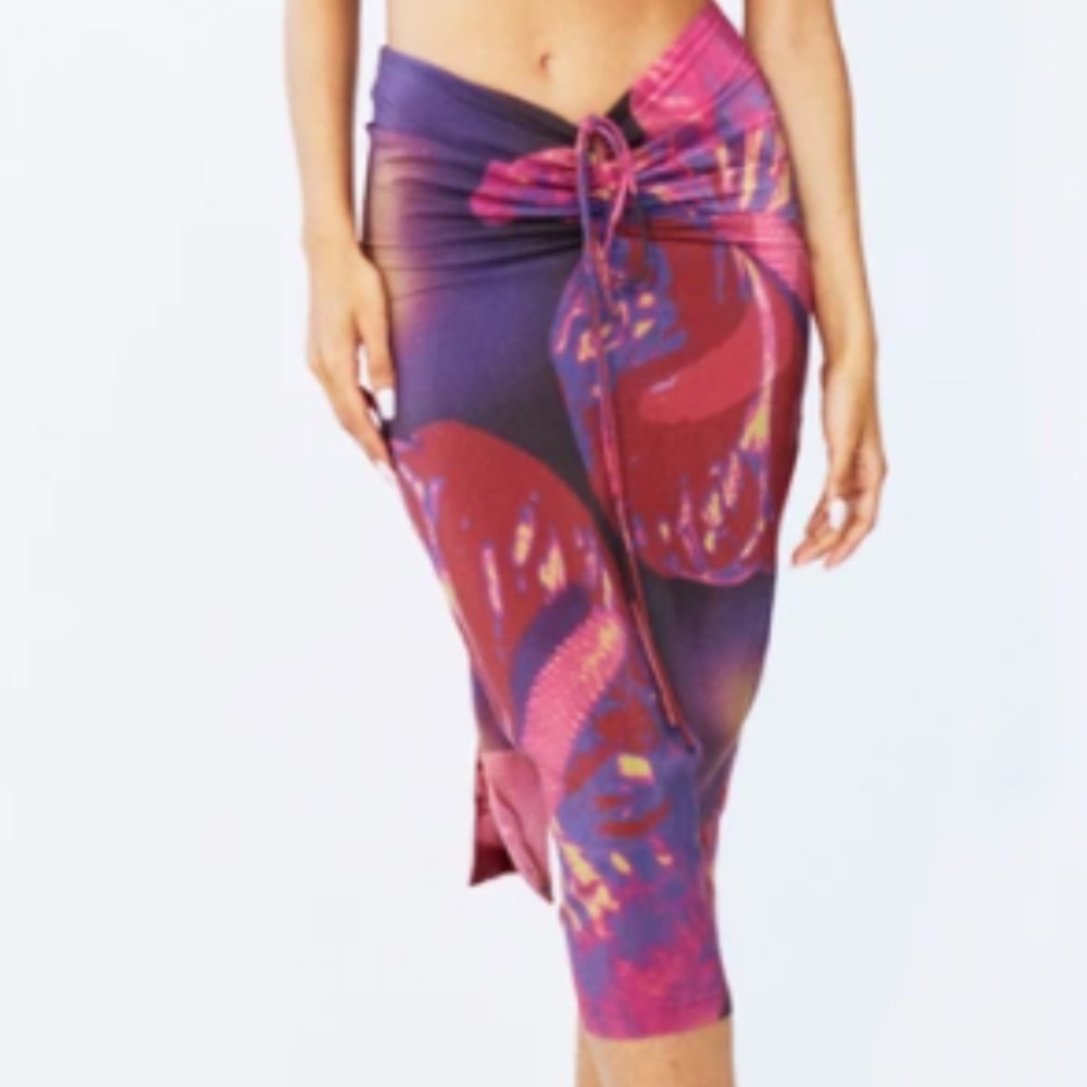 With Jéan Naomi Skirt in flamboyant Anthurium